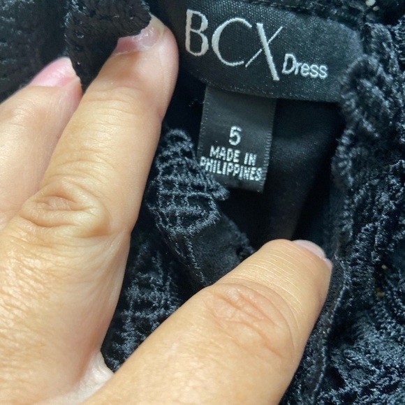 Bcx dress sz 5 black mini w fine details and lace around shoulders - Picture 4 of 7